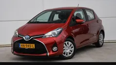 Rood Gebruikt 2015 Toyota Yaris Hybrid Hatchback | € 13.495 (Eerlijke prijs)