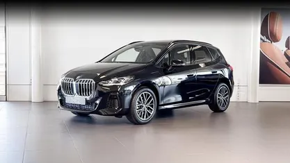 Nieuw BMW 225 Active Tourer M Sport 245 PK (180 kW) 2025 Saphirschwarz metallic (zwart metallic) MPV