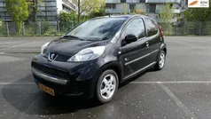 Zwart, metallic lak Gebruikt 2010 Peugeot 107 Urban Move Hatchback | € 3.495 (Eerlijke prijs)