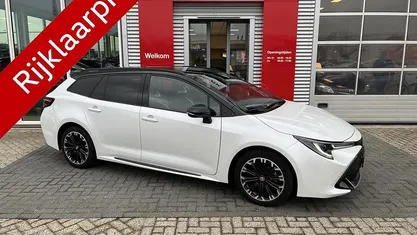 Wit Occasion 2023 Toyota Corolla Hybrid Sport Stationwagen | € 29.900 (Eerlijke prijs)