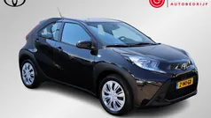 Zwart Gebruikt 2024 Toyota Aygo Play Hatchback | € 22.499 (Eerlijke prijs)