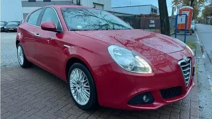 Rood Gebruikt 2013 Alfa Romeo Giulietta Progression Hatchback | € 4.950 (Eerlijke prijs)