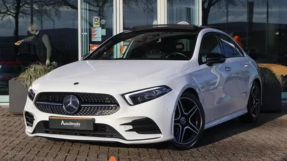Wit (metallic) Occasion 2021 Mercedes A180 AMG line Sedan | € 26.900 (Eerlijke prijs)