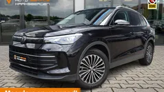 Zwart (metallic) Gebruikt 2025 VW Tiguan Life SUV | € 39.900 (Super prijs)