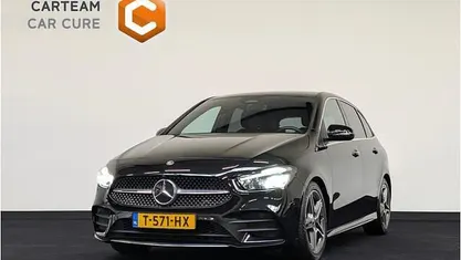 Zwart Gebruikt 2023 Mercedes B180 AMG line MPV | € 32.750 (Goede deal)
