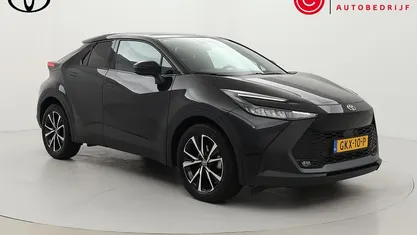 Zwart Occasion 2024 Toyota C-HR SUV | € 31.999 (Eerlijke prijs)