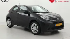 Zwart Gebruikt 2023 Toyota Aygo Play Hatchback | € 16.499 (Eerlijke prijs)