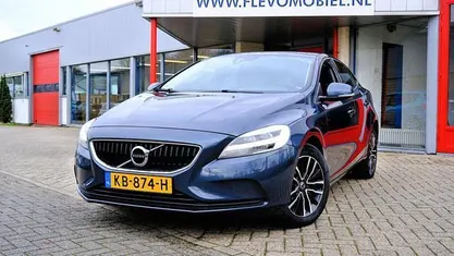 Blauw Gebruikt 2016 Volvo V40 Kinetic Hatchback | € 11.750 (Eerlijke prijs)