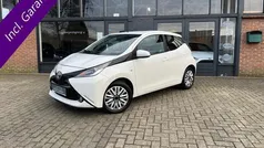 Wit Gebruikt 2015 Toyota Aygo X-play Hatchback | € 7.950 (Eerlijke prijs)