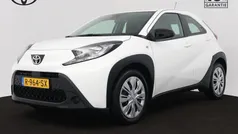 Wit Gebruikt 2022 Toyota Aygo Play Hatchback | € 16.445 (Eerlijke prijs)