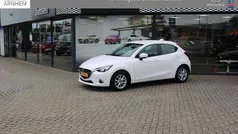 Snowflake white pearl (licht wit) Gebruikt 2017 Mazda 2 Dynamic Hatchback | € 12.950 (Eerlijke prijs)