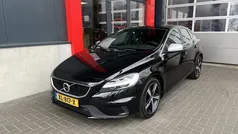 Zwart, metallic lak Gebruikt 2018 Volvo V40 Inscription Stationwagen | € 17.950 (Eerlijke prijs)