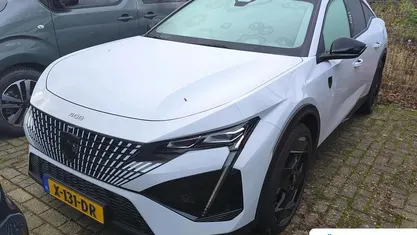 Wit Gebruikt 2023 Peugeot 408 GTi Hatchback | € 33.395 (Eerlijke prijs)