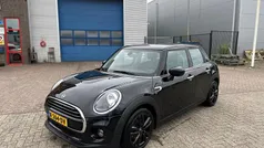 Zwart, metallic lak Gebruikt 2021 Mini Cooper Business Hatchback | € 18.445 (Eerlijke prijs)