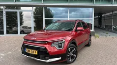 Runway red Gebruikt 2024 Kia Niro SUV | € 34.400 (Eerlijke prijs)