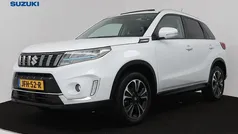 Wit metallic Gebruikt 2024 Suzuki Vitara Style SUV | € 27.445 (Eerlijke prijs)