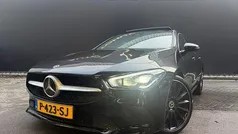 Zwart (metallic) Gebruikt 2022 Mercedes CLA180 Business Sedan | € 29.950 (Eerlijke prijs)