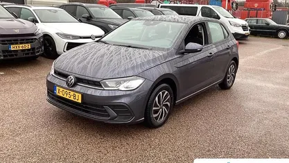 Grijs Gebruikt 2023 VW Polo Life Hatchback | € 19.895 (Eerlijke prijs)