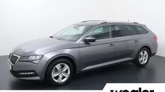 Grijs Gebruikt 2023 Skoda Superb Business Line Stationwagen | € 27.840 (Eerlijke prijs)