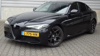 Zwart (metallic) Gebruikt 2021 Alfa Romeo Giulia Sprint Sedan | € 27.940 (Eerlijke prijs)