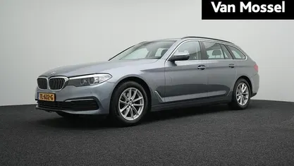 Grijs Occasion 2018 BMW 520 Executive Stationwagen | € 24.900 (Goede deal)
