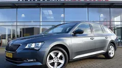 Grijs, metallic lak Gebruikt 2017 Skoda Superb Ambition Stationwagen | € 13.950 (Super prijs)