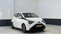 Wit Gebruikt 2020 Toyota Aygo X-play Hatchback | € 9.849 (Eerlijke prijs)