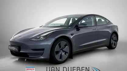 Grijs Gebruikt 2022 Tesla Model 3 Standard Range Sedan | € 29.950 (Eerlijke prijs)