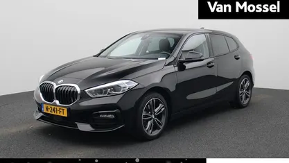 Zwart Occasion 2021 BMW 118 Basis Hatchback | € 20.900 (Eerlijke prijs)