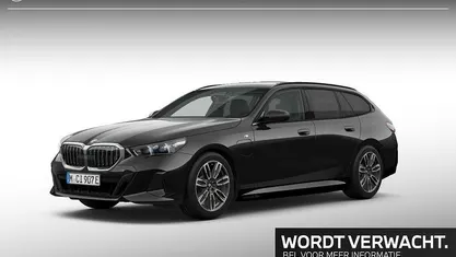 Saphirschwarz metallic (zwart metallic) Occasion 2024 BMW 530e Shadowline Stationwagen | € 61.900 (Eerlijke prijs)