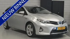 Grijs, metallic lak Gebruikt 2015 Toyota Auris Touring Sports Stationwagen | € 12.750 (Eerlijke prijs)
