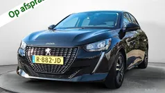 Zwart, metallic lak Gebruikt 2022 Peugeot 208 Allure Hatchback | € 16.900 (Eerlijke prijs)
