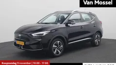 Zwart, metallic lak Gebruikt 2023 MG ZS Luxury Sedan | € 21.444 (Eerlijke prijs)