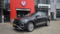 Zwart Gebruikt 2022 VW T-Roc Style SUV | € 29.190 (Eerlijke prijs)