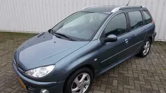 Grijs, metallic lak Gebruikt 2007 Peugeot 206 Stationwagen | € 1.995 (Eerlijke prijs)
