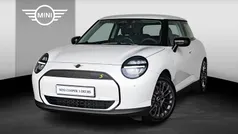 Wit Nieuw 2025 Mini Cooper SE Essential Hatchback | € 33.634 (Super prijs)