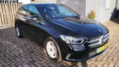 Zwart, metallic lak Gebruikt 2019 Mercedes B180 Premium Plus MPV | € 19.495 (Eerlijke prijs)
