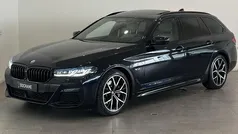 Carbonschwarz (416) Gebruikt 2022 BMW 530e Comfort Edition Stationwagen | € 42.840 (Eerlijke prijs)