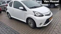Wit Gebruikt 2012 Toyota Aygo Hatchback | € 6.940 (Eerlijke prijs)