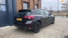 Zwart Gebruikt 2022 Ford Focus Hatchback | € 16.999 (Eerlijke prijs)