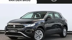 Zwart Gebruikt 2024 VW T-Roc Life SUV | € 29.295 (Eerlijke prijs)