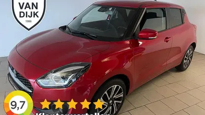 Rood (metallic) Gebruikt 2022 Suzuki Swift Style Hatchback | € 14.885 (Eerlijke prijs)