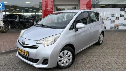 Grijs Occasion 2017 Toyota Verso-S MPV | € 9.250 (Goede deal)