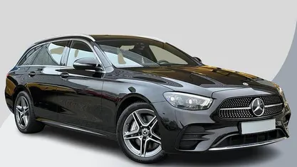 Zwart (metallic) Gebruikt 2023 Mercedes E300 AMG line Stationwagen | € 43.700 (Goede deal)