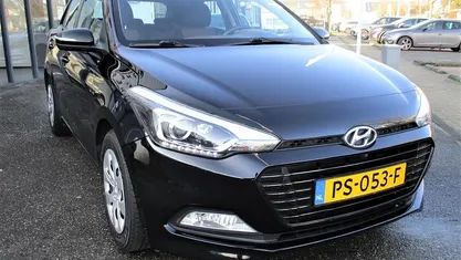 Zwart Occasion 2017 Hyundai i20 Comfort Hatchback | € 9.995 (Eerlijke prijs)