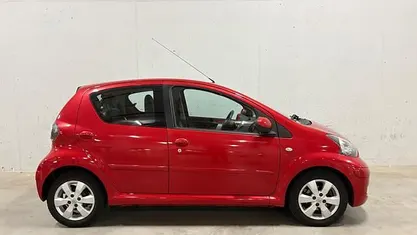 Occasion Toyota Aygo 68 PK (50 kW) 2010 Rood (metallic) Hatchback