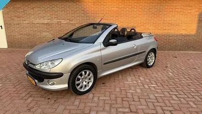 Grijs Gebruikt 2002 Peugeot 206 CC Cabriolet | € 1.349 (Eerlijke prijs)