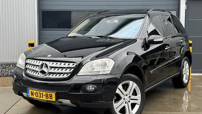 Zwart (metallic) Gebruikt 2007 Mercedes 500 SUV | € 8.799 (Eerlijke prijs)