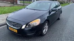 Zwart, metallic lak Gebruikt 2013 Volvo V60 Momentum Stationwagen | € 4.750 (Eerlijke prijs)