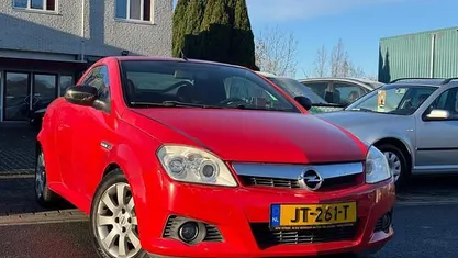 Rood Occasion 2005 Opel Tigra Enjoy Cabriolet | € 1.499 (Eerlijke prijs)